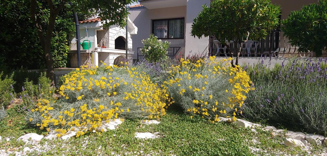 Holiday Home Ruzmarin Trogir Exteriör bild